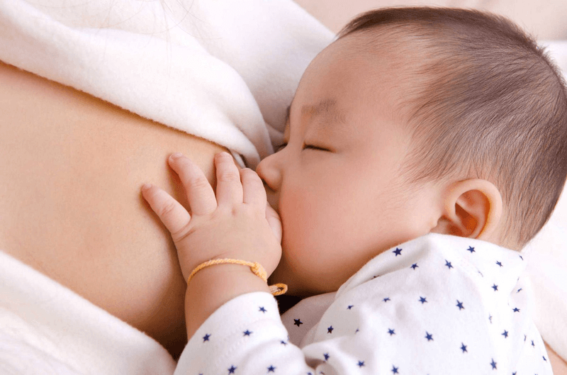 Sữa mẹ tốt nhất cho bé trong những tháng đầu đời