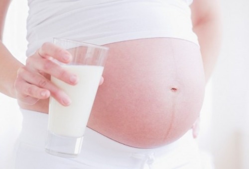 Thai nhi được phát triển toàn diện khi mẹ uống sữa tươi không đường