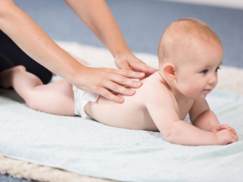 Chọn loại dầu massage có nguồn gốc từ thiên nhiên, an toàn cho da non nớt của bé