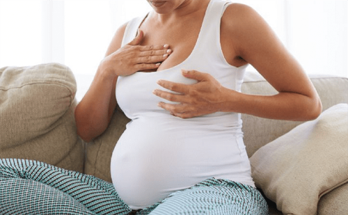 Ngực căng cứng của mẹ - dấu hiệu khi sắp có sữa non