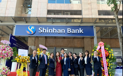 Ngân hàng Hàn Quốc Shinhan Bank ưu đãi cho khách hàng những gói vay chỉ cần chứng minh thư và bằng lái xe
